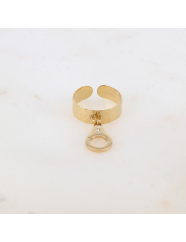 Bague dorée avec pampille menotte et strass blanc boutiqueholala.com