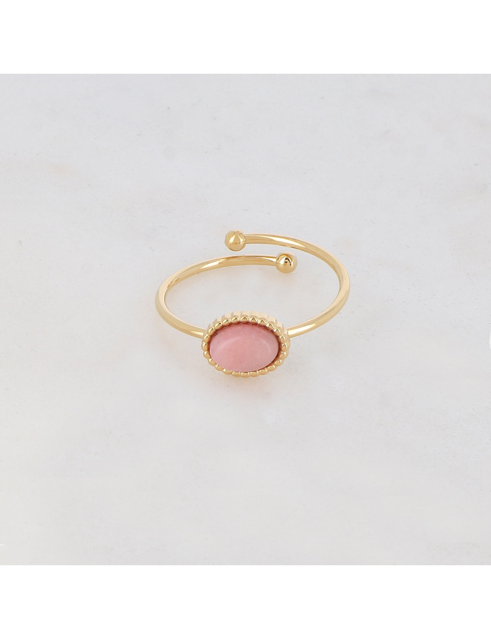 Bague fine ovale dorée avec pierre naturelle rose