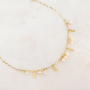 Collier sur chaîne composé de pampilles dorées et de perles de douce