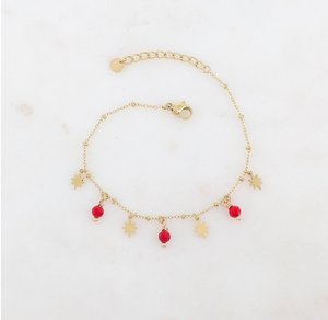 Bracelet doré composé de pampilles étoiles et de perles en pierres naturelles Agate rouge